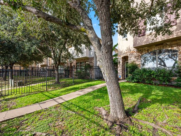 9030 Lakes At 610 Drive, Houston TX 77054