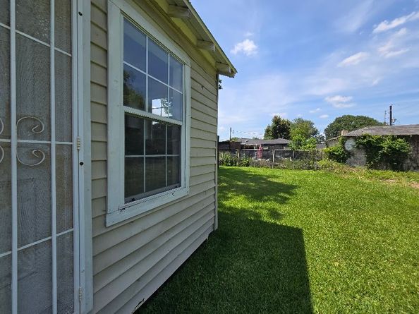 327 De Haven Street, Houston TX 77029