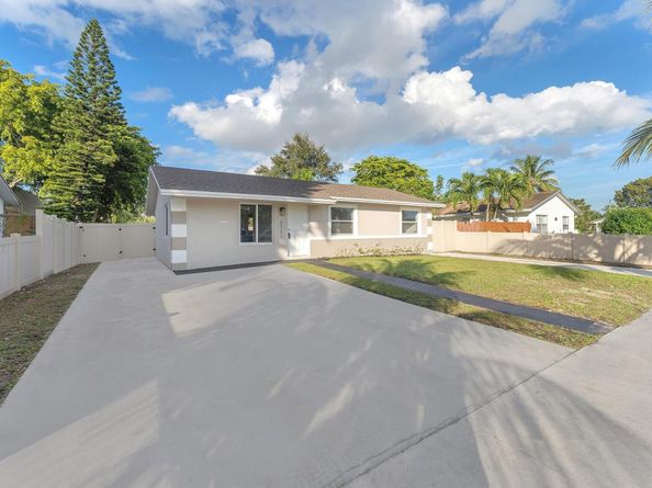 2731 NW 9th St, Pompano Beach FL 33069