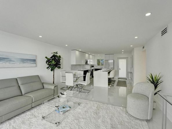 231 E Lantana Road 304, Lantana FL 33462