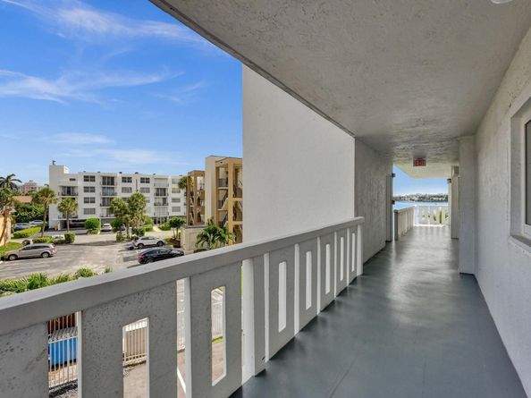 231 E Lantana Road 304, Lantana FL 33462
