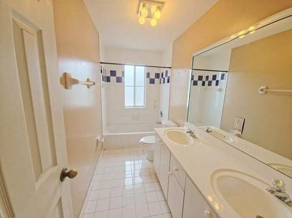 14422 N Royal Cove Cir, Davie FL 33325