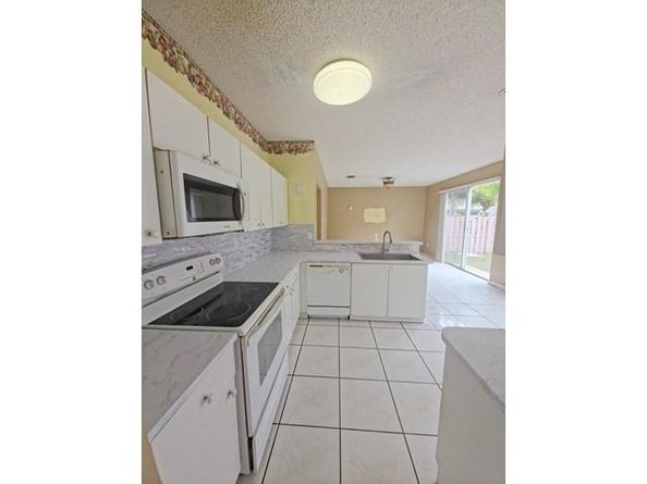 14422 N Royal Cove Cir, Davie FL 33325