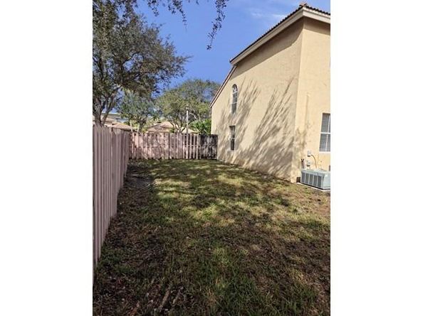 14422 N Royal Cove Cir, Davie FL 33325