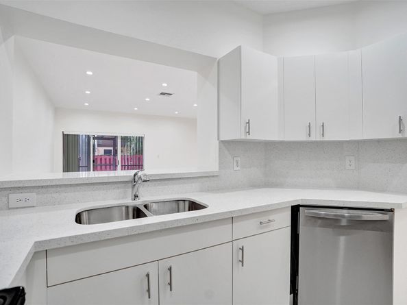 1003 NW 100th Ave, Pembroke Pines FL 33024