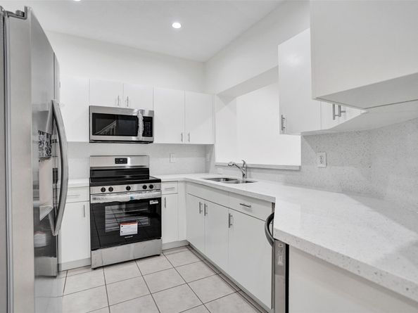 1003 NW 100th Ave, Pembroke Pines FL 33024