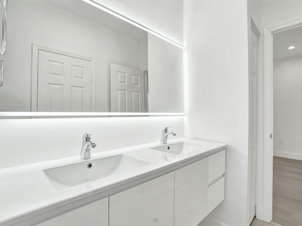 1003 NW 100th Ave, Pembroke Pines FL 33024