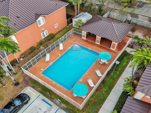 1003 NW 100th Ave, Pembroke Pines FL 33024