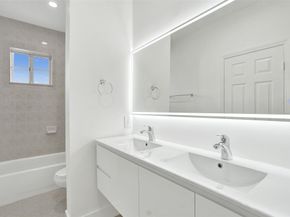 1003 NW 100th Ave, Pembroke Pines FL 33024