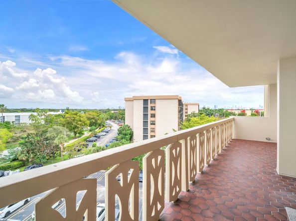800 NE 195th St 601, Miami FL 33179