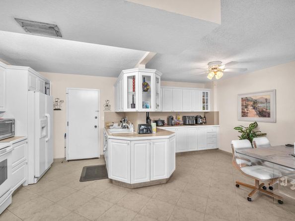 800 NE 195th St 601, Miami FL 33179