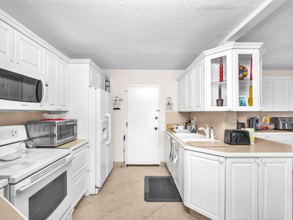 800 NE 195th St 601, Miami FL 33179