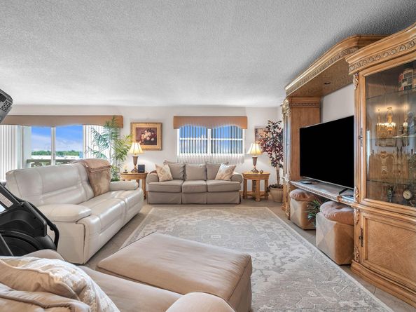 800 NE 195th St 601, Miami FL 33179