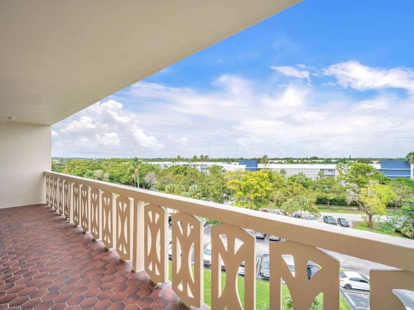 800 NE 195th St 601, Miami FL 33179