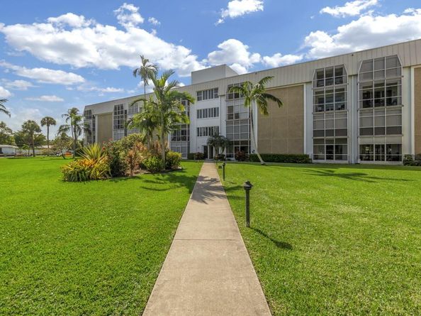 2970 NE 16th Ave 211, Oakland Park FL 33334