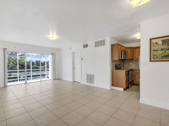 2970 NE 16th Ave 211, Oakland Park FL 33334