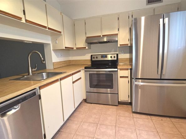 608 Gardens Dr 204, Pompano Beach FL 33069