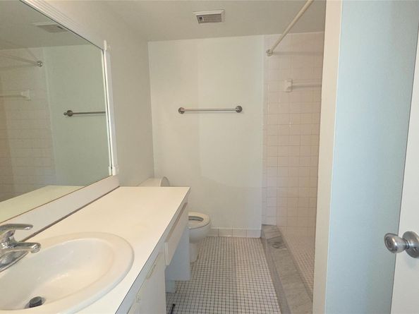608 Gardens Dr 204, Pompano Beach FL 33069