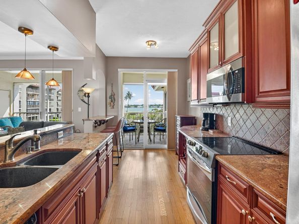 102 Half Moon Circle B3, Hypoluxo FL 33462