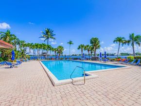 102 Half Moon Circle B3, Hypoluxo FL 33462