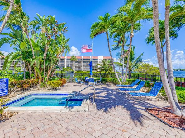 102 Half Moon Circle B3, Hypoluxo FL 33462