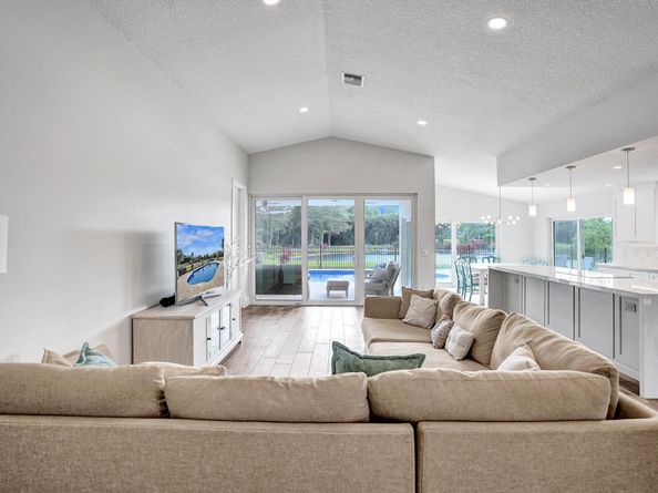 21464 Bridge View Dr, Boca Raton FL 33428