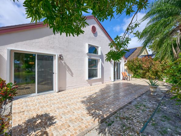 1348 W Glen Oak Road, North Lauderdale FL 33068