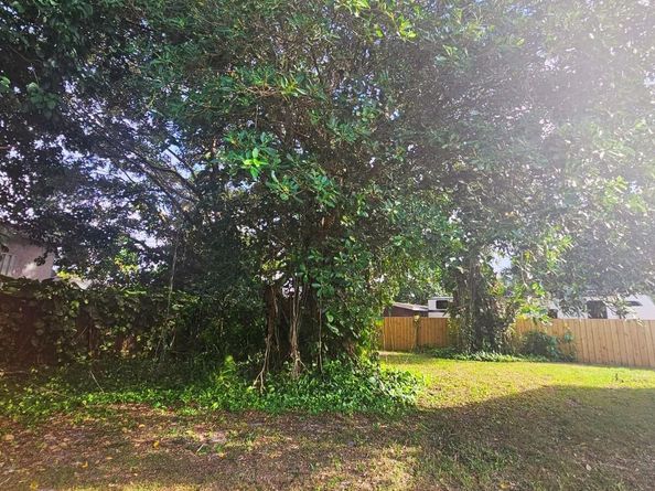 5950 NW 42nd Ave, North Lauderdale FL 33319