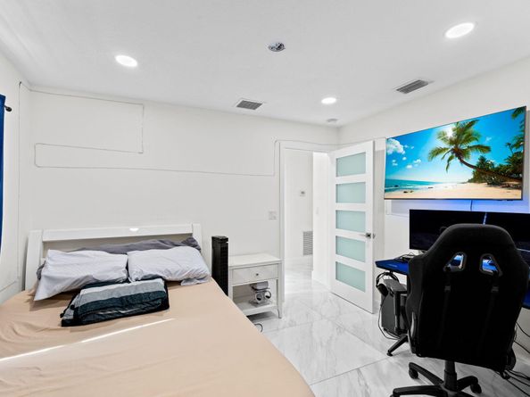 820 Selkirk Street, West Palm Beach FL 33405