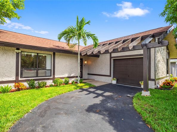 8211 SW 13th Ct, North Lauderdale FL 33068