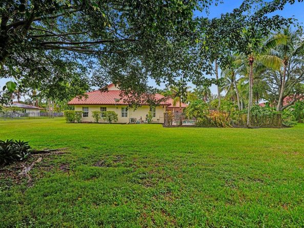 13841 Alexandria Ct, Davie FL 33325