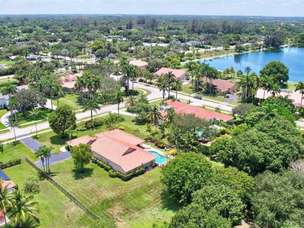 13841 Alexandria Ct, Davie FL 33325