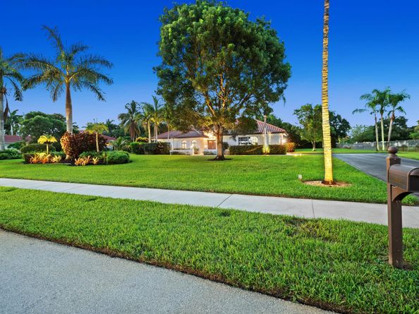 13841 Alexandria Ct, Davie FL 33325
