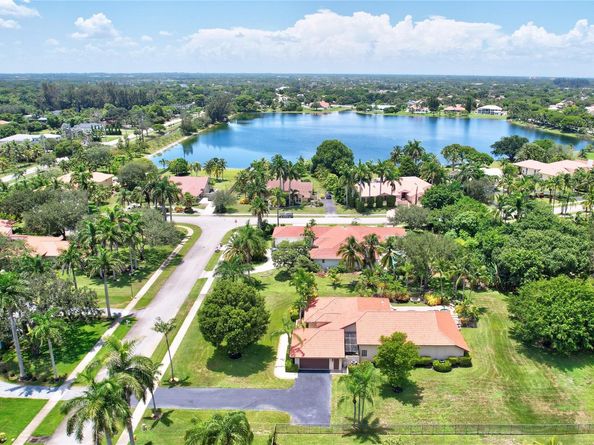 13841 Alexandria Ct, Davie FL 33325