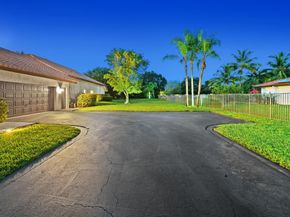 13841 Alexandria Ct, Davie FL 33325