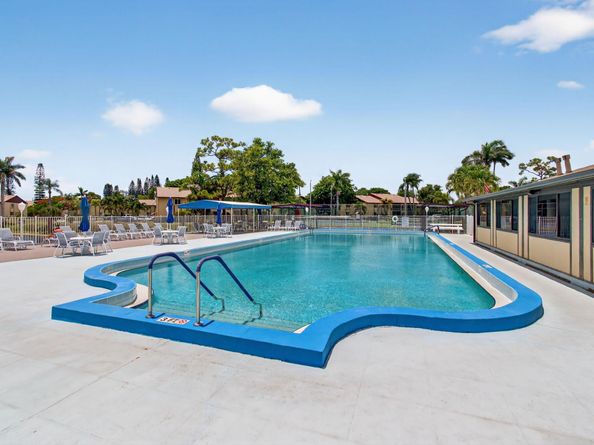 340 Pine Ridge Circle C1, Greenacres FL 33463