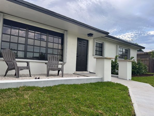 8301 NW 17th Ct, Pembroke Pines FL 33024