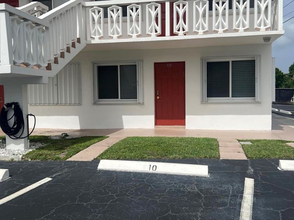 2020 Lake Osborne Drive 10, Lake Worth Beach FL 33461
