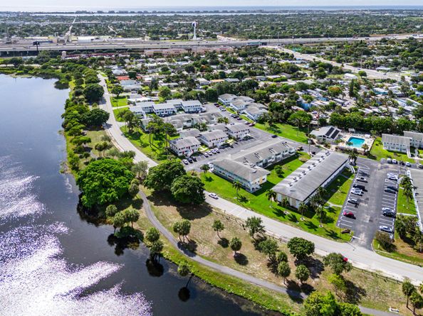 2020 Lake Osborne Drive 10, Lake Worth Beach FL 33461