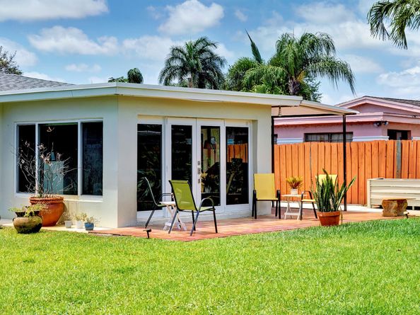 81 NW 37th St, Oakland Park FL 33309
