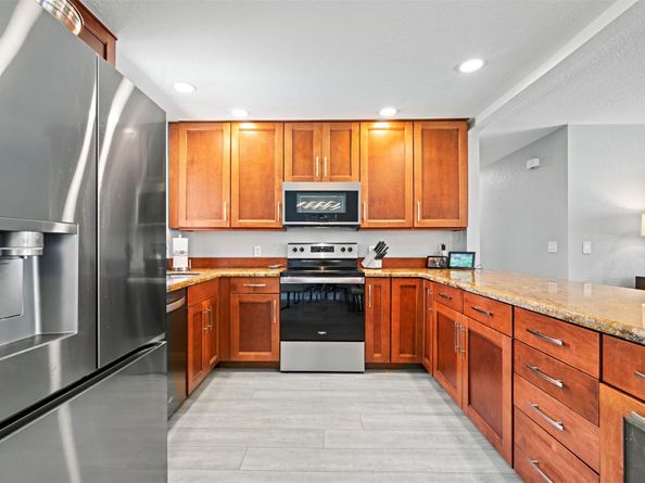 81 NW 37th St, Oakland Park FL 33309