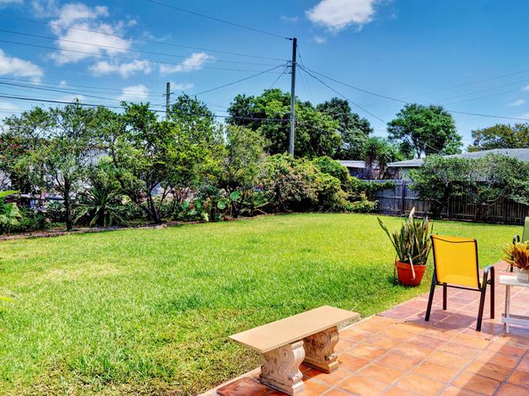 81 NW 37th St, Oakland Park FL 33309