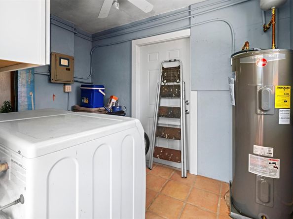 81 NW 37th St, Oakland Park FL 33309