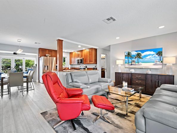 81 NW 37th St, Oakland Park FL 33309