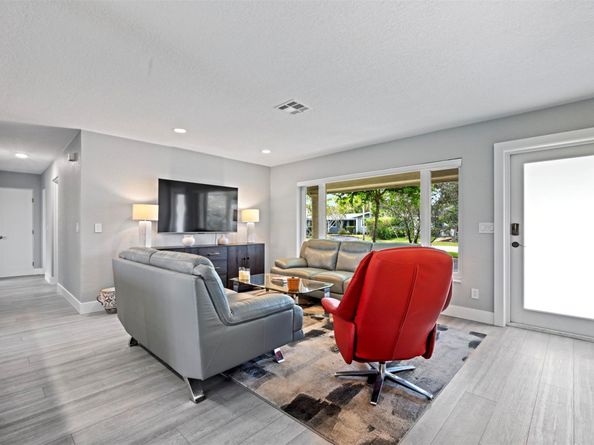 81 NW 37th St, Oakland Park FL 33309