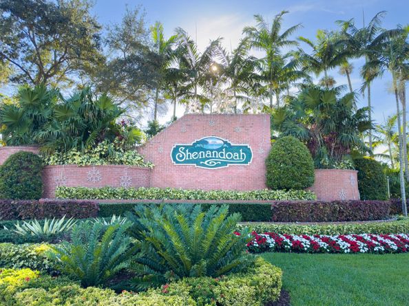 1041 Amherst Ave, Davie FL 33325