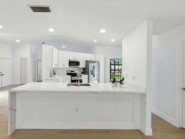 1041 Amherst Ave, Davie FL 33325
