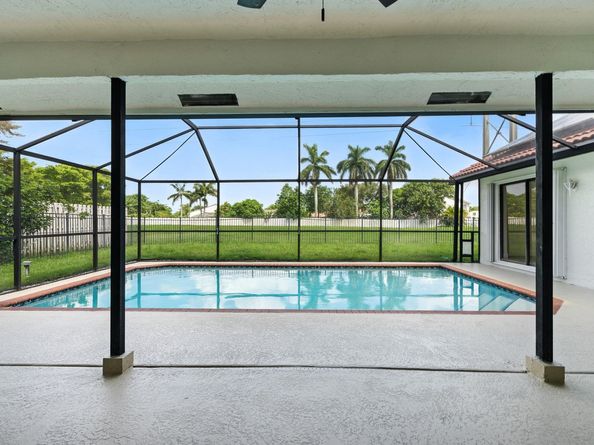 1041 Amherst Ave, Davie FL 33325