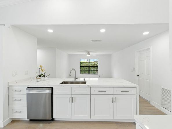1041 Amherst Ave, Davie FL 33325