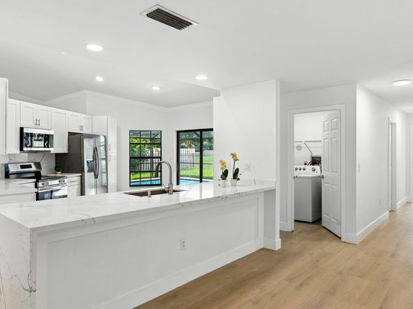 1041 Amherst Ave, Davie FL 33325